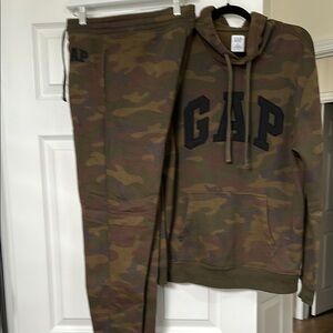 GAP Women’s Camo Sweatsuit Set - Green SZ Medium